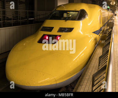 Japan Rail del medico giallo, una diagnosi speciali Shinkansen treno alla Stazione di Tokyo. Foto Stock