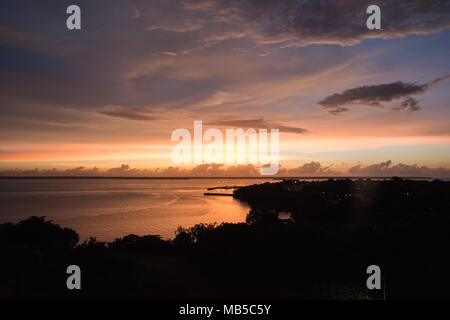 Darwin,Northern Territory, Australia-March 7,2018: Elevato angolo vista sul lungomare di marina militare, Timor Mare e Cielo di tramonto in Darwin,l'Australia Foto Stock