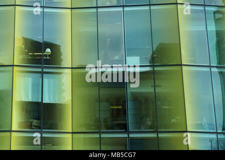 Vista esterna dei vetri colorati di un ufficio moderno edificio nel centro di Montreal, provincia del Québec in Canada. Foto Stock
