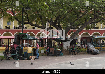 Il pulitore del pattino e inquieto walkers nel Parco Indipendenza nel centro storico di Campeche, Messico Foto Stock