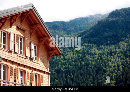 Europea tradizionale alpine ski chalet hotel, vista delle Alpi in distanza. Foto Stock