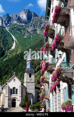 Piazza della chiesa, case e hotel nel centro della località sciistica città di Chamonix Mont Blanc, sulle Alpi francesi, Francia Foto Stock