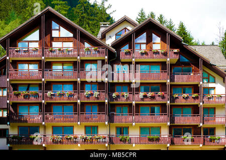 Europea tradizionale alpine ski chalet hotel, vista frontale Foto Stock