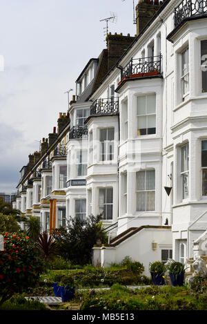 Clifftown Parade, o Cliff Town Parade, Southend on Sea, Essex, Regno Unito. Clifftown Terrazza terrazza vittoriana. Bianco brillante case dipinte. Riga Foto Stock