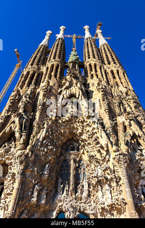 Esterno della Sagrada Familia Basilica di Antoni Gaudì a Barcellona, Spagna Foto Stock