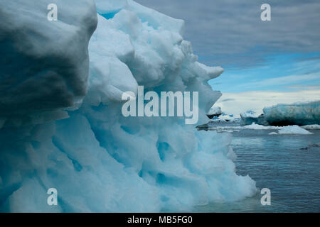 Isola del Diavolo Antartide, iceberg di fusione con coste in background Foto Stock