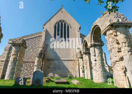 Orford Chiesa, vista dell'east end di San Bartolomeo la chiesa parrocchiale in Orford che mostra le rovine di un medievale abbandonato il coro, Suffolk, Regno Unito Foto Stock