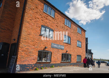 Pinney's Orford, vista di Pinney's pesce il negozio e il ristorante sulla banchina di Orford, Suffolk, Regno Unito. Foto Stock