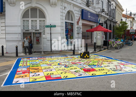 Georgetown, Penang, Malesia - 13 dicembre 2015: Divertente gioco di bordo a Beach Street o Lebuh Pantai, George Town, Penang. È il patrimonio mondiale Unesco Foto Stock