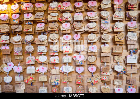 A forma di cuore ad Ema sono queste piccole placche in legno persone scrivono le loro preghiere e desideri e a sinistra per appendere nei santuari per gli dèi o gli spiriti per riceverli Foto Stock