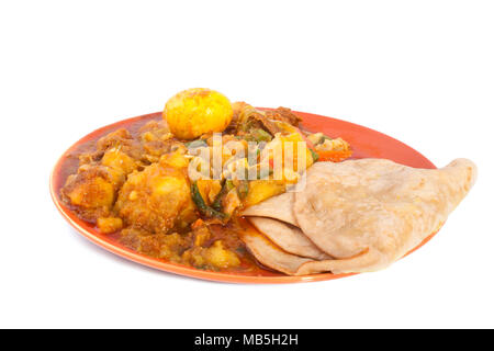 Spice roti con chapati isolato su uno sfondo bianco Foto Stock