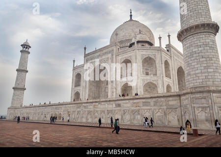 Il Taj Mahal è un bianco-avorio mausoleo di marmo sulla riva sud del fiume Yamuna nella città indiana di Agra. Esso è stato commissionato nel 1632 Foto Stock