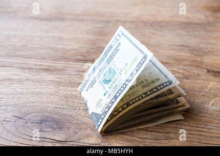 Ripiegate i soldi. Borra di US Dollar Bills su un tavolo Foto Stock
