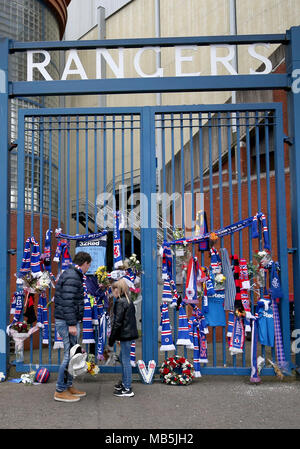 Sciarpe e omaggi floreali sui cancelli fuori dallo stadio in memoria di Ray Wilkins prima la Ladbrokes Premiership scozzese corrispondono al Ibrox Stadium, Glasgow. Foto Stock