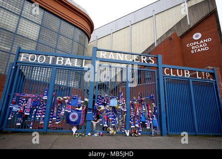 Sciarpe e omaggi floreali sui cancelli fuori dallo stadio in memoria di Ray Wilkins prima la Ladbrokes Premiership scozzese corrispondono al Ibrox Stadium, Glasgow. Foto Stock