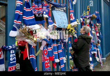 Sciarpe e omaggi floreali sui cancelli fuori dallo stadio in memoria di Ray Wilkins prima la Ladbrokes Premiership scozzese corrispondono al Ibrox Stadium, Glasgow. Foto Stock