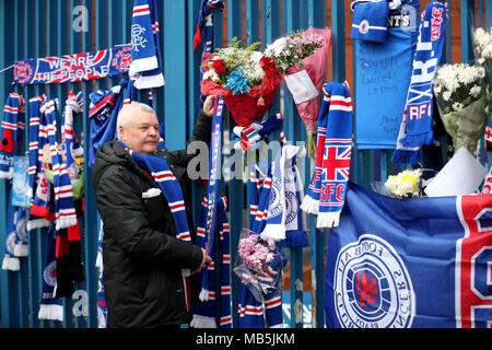 Sciarpe e omaggi floreali sui cancelli fuori dallo stadio in memoria di Ray Wilkins prima la Ladbrokes Premiership scozzese corrispondono al Ibrox Stadium, Glasgow. Foto Stock