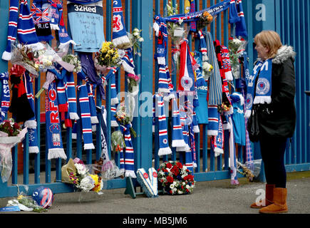 Sciarpe e omaggi floreali sui cancelli fuori dallo stadio in memoria di Ray Wilkins prima la Ladbrokes Premiership scozzese corrispondono al Ibrox Stadium, Glasgow. Foto Stock