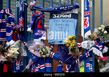 Sciarpe e omaggi floreali sui cancelli fuori dallo stadio in memoria di Ray Wilkins prima la Ladbrokes Premiership scozzese corrispondono al Ibrox Stadium, Glasgow. Foto Stock