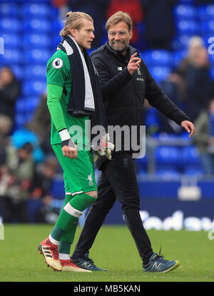 Liverpool portiere Karius Loris e manager Jurgen Klopp dopo il match di Premier League a Goodison Park di Liverpool. Foto Stock