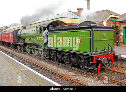 Il LNER locomotiva a vapore 8572 essendo disposti a lasciare la stazione sulla North Norfolk Ferrovia a Sheringham, Norfolk, Inghilterra, Regno Unito, Europa. Foto Stock