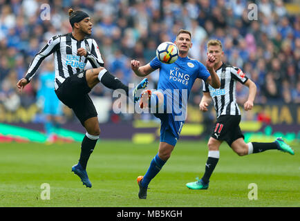 Newcastle United Yedlin DeAndre (sinistra) e Leicester City's Marc Albrighton (centro) battaglia per la palla durante il match di Premier League al King Power Stadium, Leicester. Foto Stock