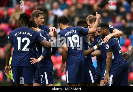 Tottenham Hotspur Harry Kane (seconda a destra) punteggio celebra il suo lato il secondo obiettivo del gioco con i suoi compagni di squadra durante il match di Premier League a bet365 Stadium, Stoke. Foto Stock