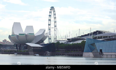 SINGAPORE - 2 APR 2015: Marina Bay Sands, Singapore Flyer, ArtScience Museum. Foto Stock