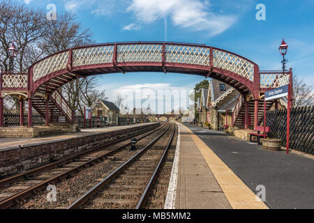 Guardando verso il basso il sale gritted piattaforma e binari ferroviari di Kirkby Stephen su un bel giorno di primavera, Yorkshire Dales Foto Stock