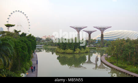 SINGAPORE - 2 APR 2015: Marina Bay Sands, Singapore Flyer, ArtScience Museum. Foto Stock