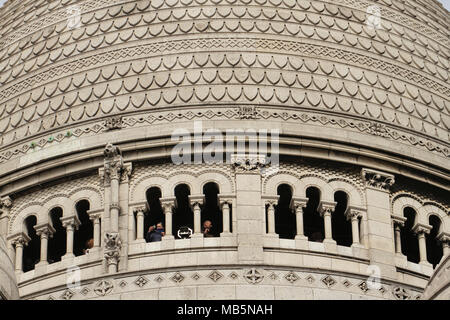 Parigi, Francia - 02 aprile 2018. I turisti sono visti dalla Cattedrale Sacre Coeur nel nord di Parigi il 02 Aprile durante il weekend di Pasqua. Vista generale di Parigi, Francia. @ David Mbiyu/Alamy Live News Foto Stock