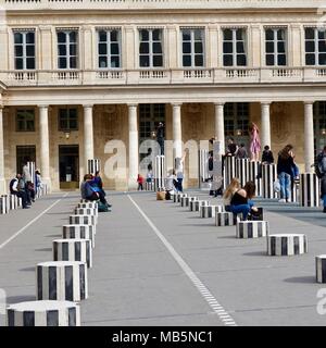 Persone che si divertono e scattano foto. Colonnes de Buren, Palais-Royal, 1st° arrondissement. Parigi, Francia. Foto Stock