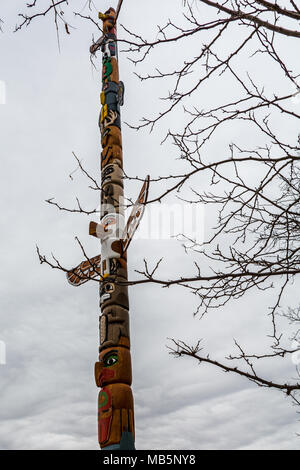 Antiche sculture in legno di native totem canadese Foto Stock