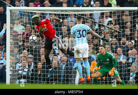 Il Manchester United Paul Pogba punteggi al suo fianco il secondo obiettivo del gioco durante il match di Premier League al Etihad Stadium e Manchester. Foto Stock