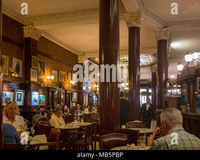 Fermandosi per un caffè nel famoso nel Café Tortoni, a Buenos Aires (Argentina). Foto Stock