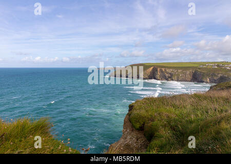 Una vista del paesaggio di Mawgan Porth da Sud ovest sentiero costiero, North Cornwall lungo la costa atlantica vicino a Newquay Foto Stock