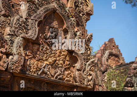 Il Banteay Srei, noto come 'lady temple', date da 967 CE, ed è dedicato al dio indù Shiva, in Siem Reap (Cambogia). Foto Stock