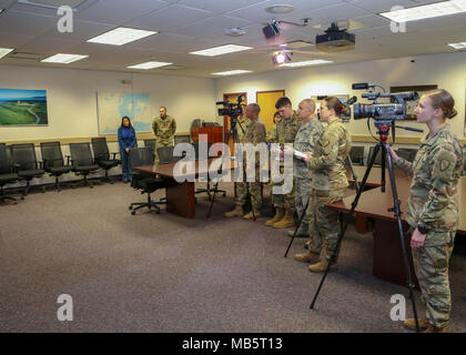 Affari pubblici specialisti, con l'Alaska, Colorado e Washington guardie nazionali, assegnato al Media Operations Center, prendere parte a un esercizio conferenza stampa durante Arctic Eagle 2018 presso il National Guard Armory su base comune Elmendorf-Richardson, Alaska, Feb 21, 2018. Arctic Eagle 2018 consiste di basate su uno scenario e gli eventi a più posizioni che testare e convalidare il materiale pericoloso di rilevamento e risposta, la sicurezza e la protezione delle infrastrutture critiche, classificazione, dominio pattuglia di sensibilizzazione e di comunicazione e di supporto per il trasporto. Foto Stock