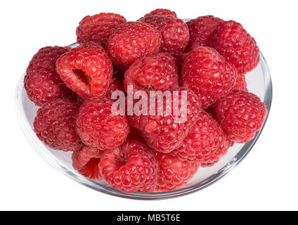 Ripe rosso lamponi in una ciotola di vetro. Pila di succose bacche dolci di close-up. Isolato su sfondo bianco. Foto Stock