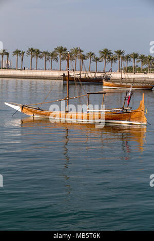 DOHA, Qatar - 7 Aprile 2018: una piccola nave costiera di un tradizionale design locale ancorato nel museo della laguna. Foto Stock