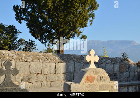 Croce di pietra di una tomba in un cantiere della chiesa Foto Stock