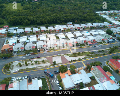 Street con parco nella zona residenziale di vista di cui sopra. Broadwalk tra case in zona residenziale Foto Stock