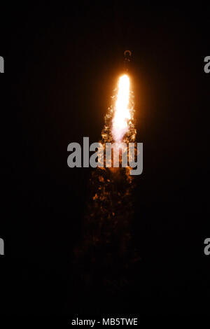 Team Vandenberg lanciato con successo un Falcon 9 rocket portando un PAZ payload da Space Launch Complex-4 qui, giovedì, 22 febbraio, a 6:17 a.m. PST. Foto Stock