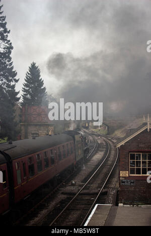 Treno a vapore che viaggia da Goathland stazione ferroviaria, REGNO UNITO Foto Stock