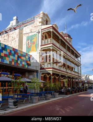 Una vista laterale della National Hotel su High Street a Fremantle, Australia occidentale Foto Stock