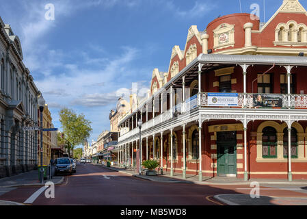 Guardando verso il basso High Street a Fremantle, Australia occidentale Foto Stock