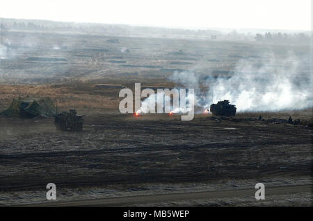 Stati Uniti Stryker veicoli tattici in anticipo tramite l'obiettivo durante la fase di esercizio Puma Live esercitazione antincendio vicino Bemowo Piskie Area Formazione, Polonia nel febbraio 23, 2018. Gruppo di combattimento della Polonia è un luogo unico e multinazionali del Battle Group, composta di Stati Uniti, Regno Unito, croato e soldati rumeni che servono con il polacco della XV Brigata meccanizzata come una forza di dissuasione nel nord-est della Polonia a sostegno della NATO in avanti rafforzata presenza. Foto Stock