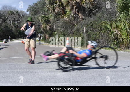 Il Jacksonville, Florida (feb. 23, 2018) Greta Neimanas, Team della Marina capo allenatore di ciclismo, incoraggia Hospital Corpsman 3rd Class Susan Guzowski come lei compete nel ciclismo parte del team prove della Marina presso Hanna Park in preparazione per il 2018 del Dipartimento della Difesa giochi guerriero. Navy feriti Warrior-Safe Harbour e NAVSTA Mayport ospitano le prove, dove gli atleti potranno beneficiare in otto adaptive sport tra cui tiro con l'arco, pista e sul campo, ciclismo, basket in carrozzella, tiro, seduta a pallavolo e nuoto. I migliori atleti saranno riempire 40 macchie competitivo e cinque alternative di s Foto Stock