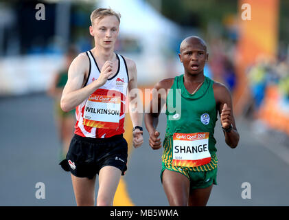 L'Inghilterra del Callum Wilkinson (sinistra) e del Sudafrica Lebogang Shange competere negli uomini 20km di corsa a piedi finale al Currumbin spiaggia durante il giorno quattro del 2018 Giochi del Commonwealth in Gold Coast, Australia. Foto Stock