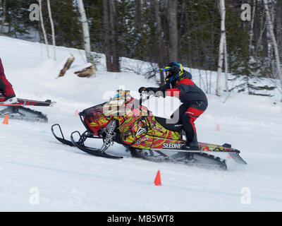 Quebec, Canada 4/7/2018 motoslitta in salita Drag Race svoltosi sulle piste della Val Saint-Come ski resort Foto Stock